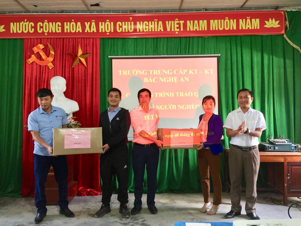 Đại diện 2 trường Tiểu học và THCS xã Châu cường nhận quà