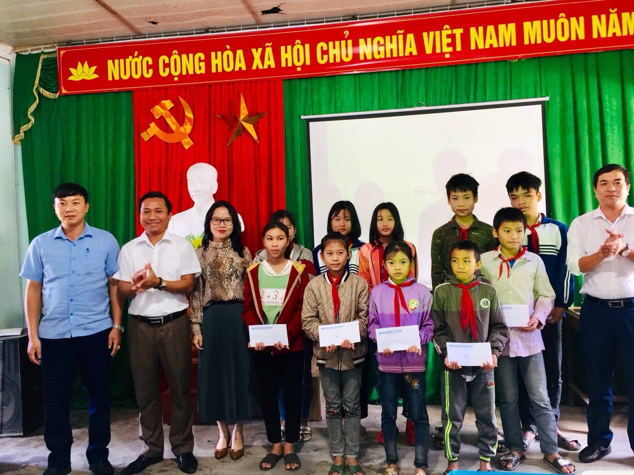 Trao quà cho các cháu học sinh tiểu học xã Châu Cường