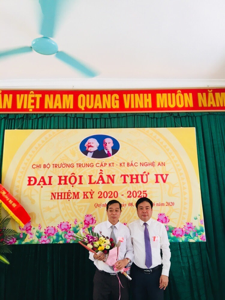 Đồng chí Nguyễn Văn Tài, Bí thư Chi bộ tặng hoa cho Đồng chí Hoàng Văn Thất, Phó Bí thư chi bộ khóa III, ghi nhận những đóng góp của đồng chí trong nhiệm kỳ qua.