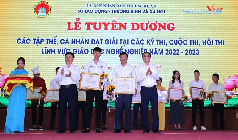 Lễ tuyên dương giáo viên và học sinh