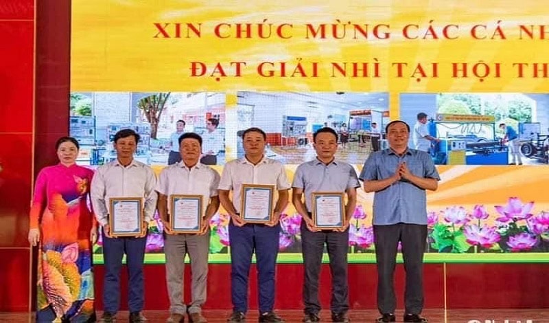 Trao giải tập thể