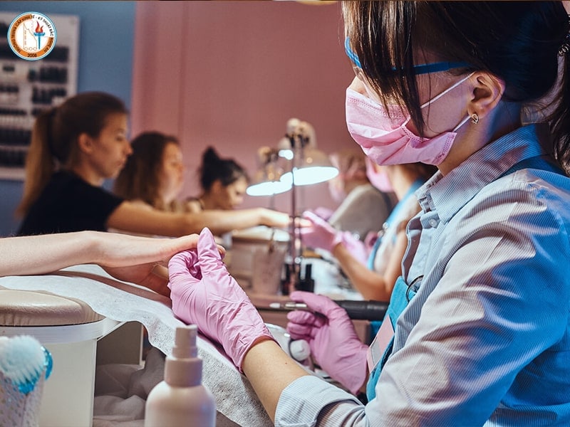 Nhân viên spa, làm nail